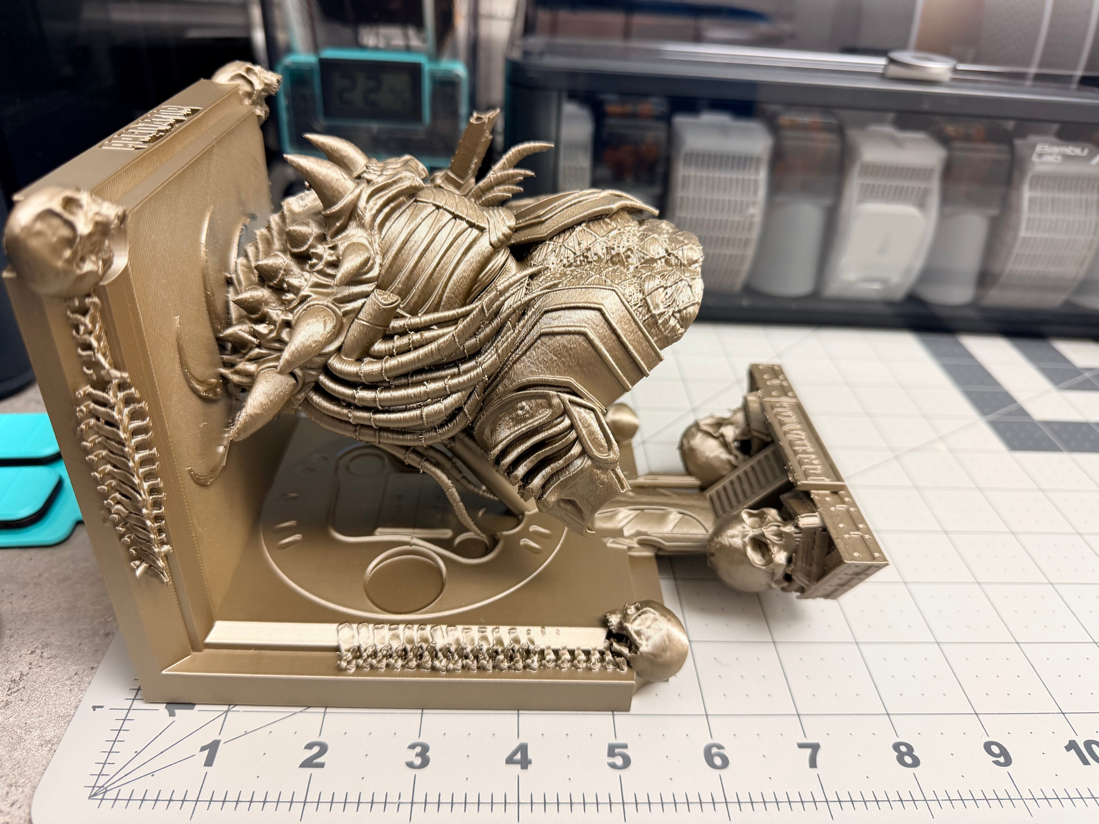 Alien vs Predator - AVP - Predator Like Floating Wall Shelf Decor Collectible