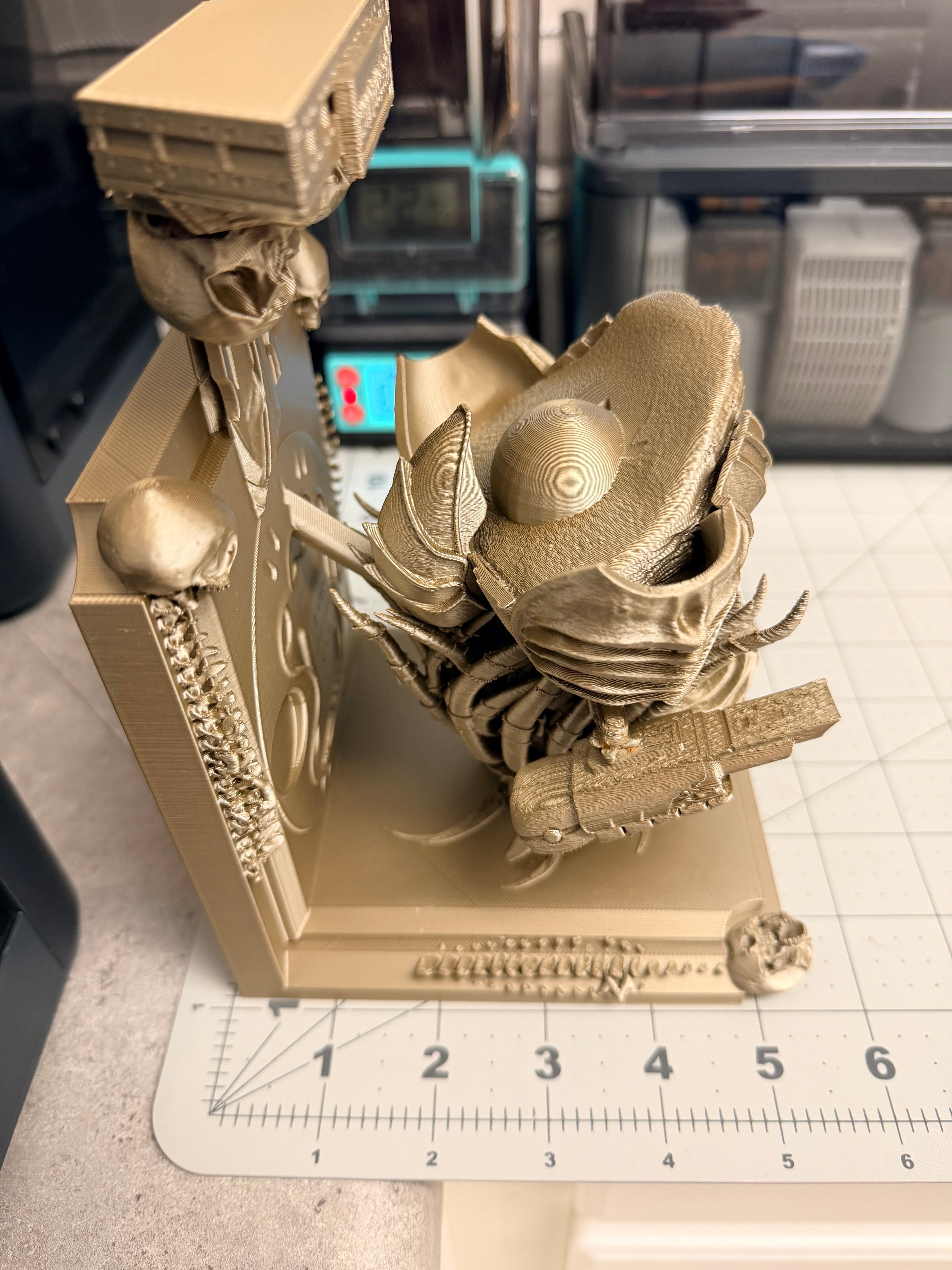 Alien vs Predator - AVP - Predator Like Floating Wall Shelf Decor Collectible