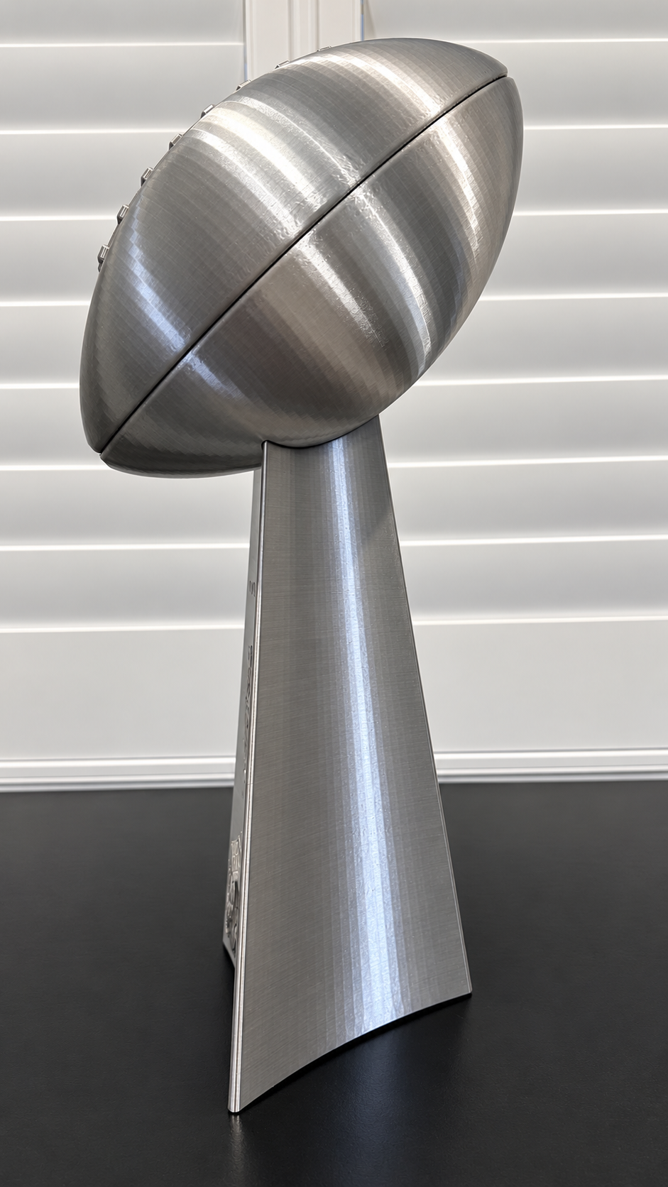 Chicago Bears Championship Trophy – 20-Inch Metallic Silver Display