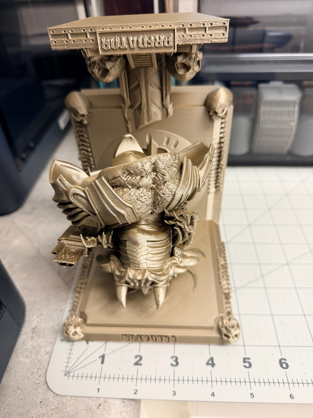 Alien vs Predator - AVP - Predator Like Floating Wall Shelf Decor Collectible