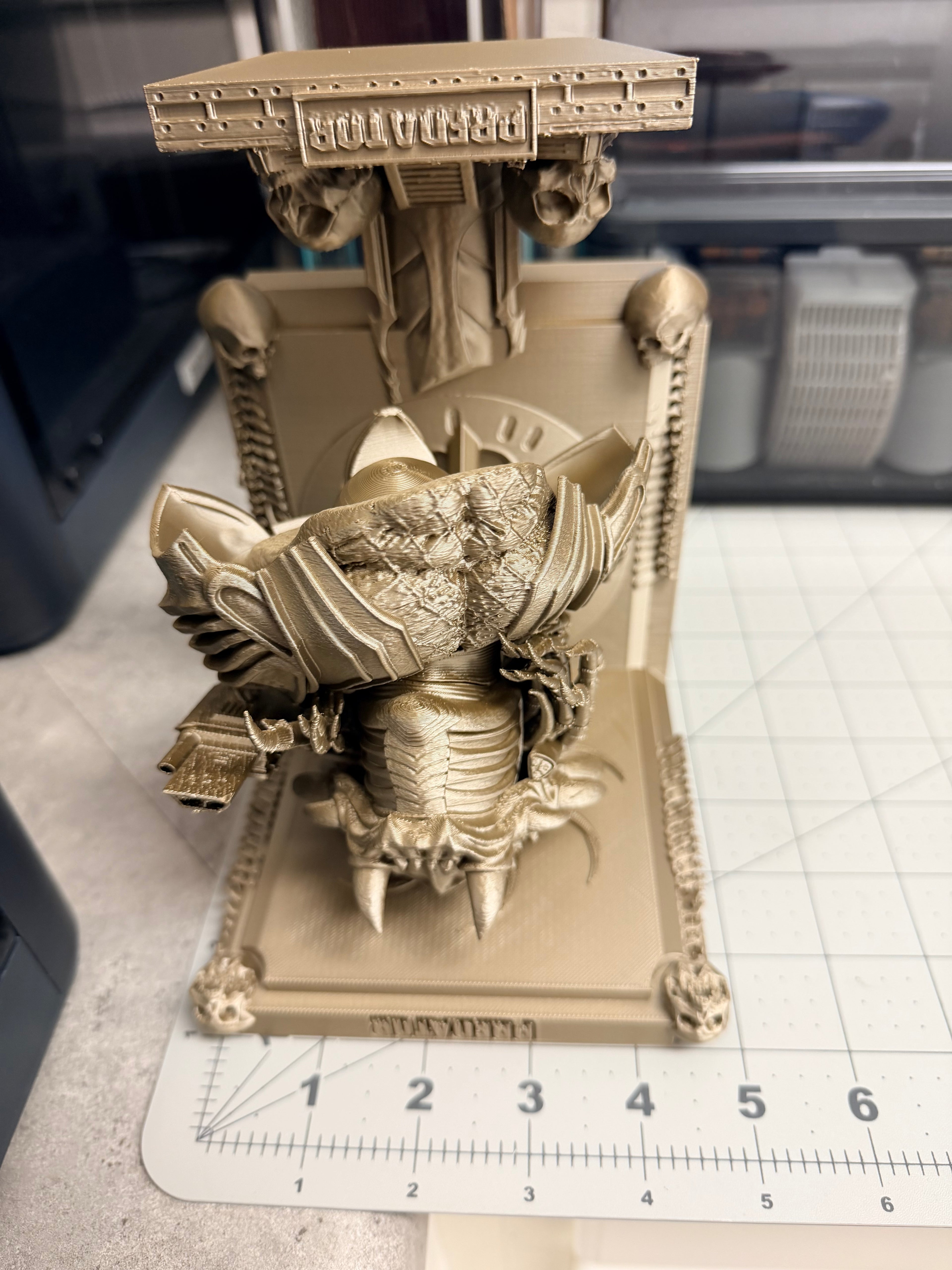 Alien vs Predator - AVP - Predator Like Floating Wall Shelf Decor Collectible