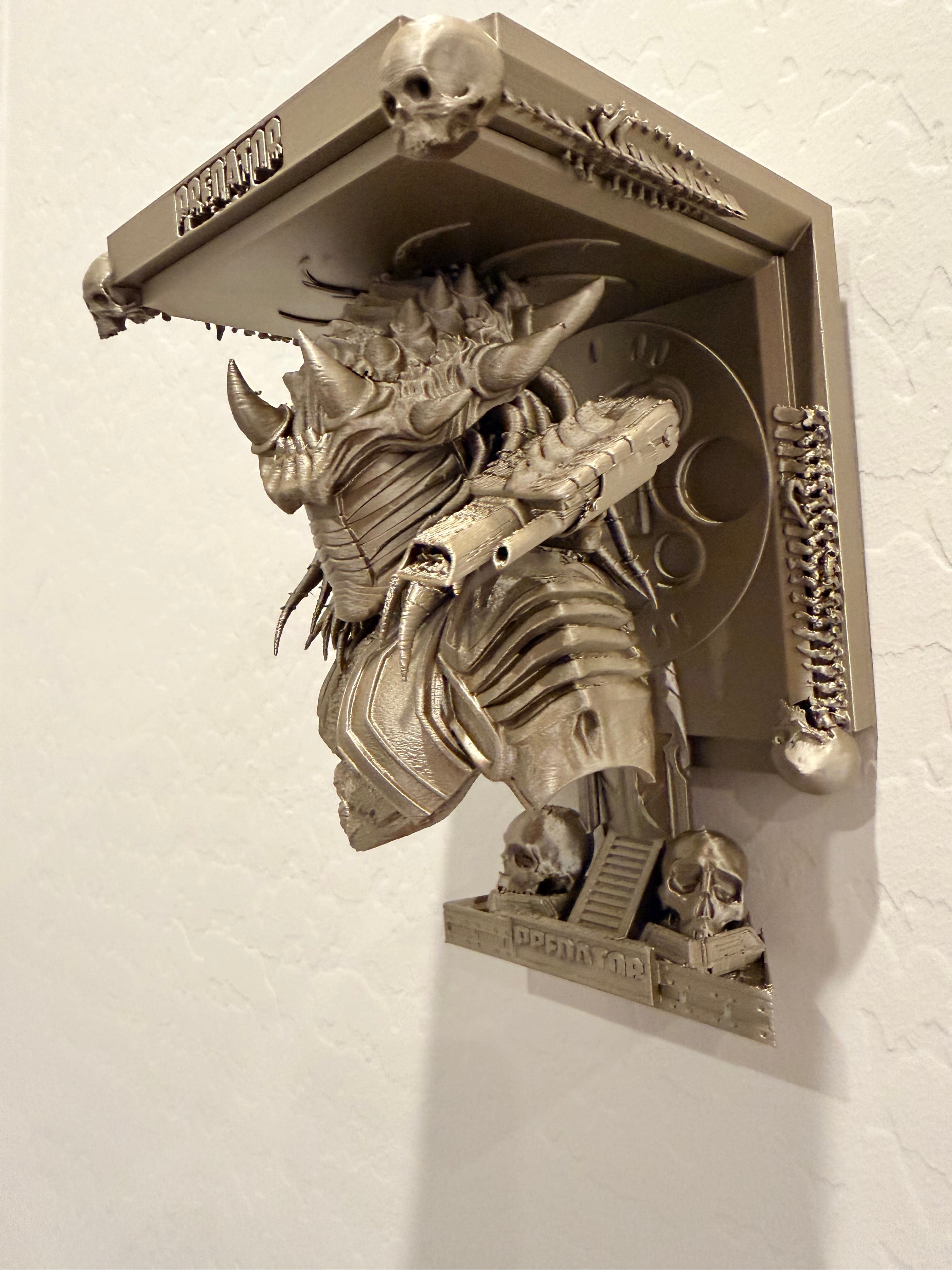 Alien vs Predator - AVP - Predator Like Floating Wall Shelf Decor Collectible