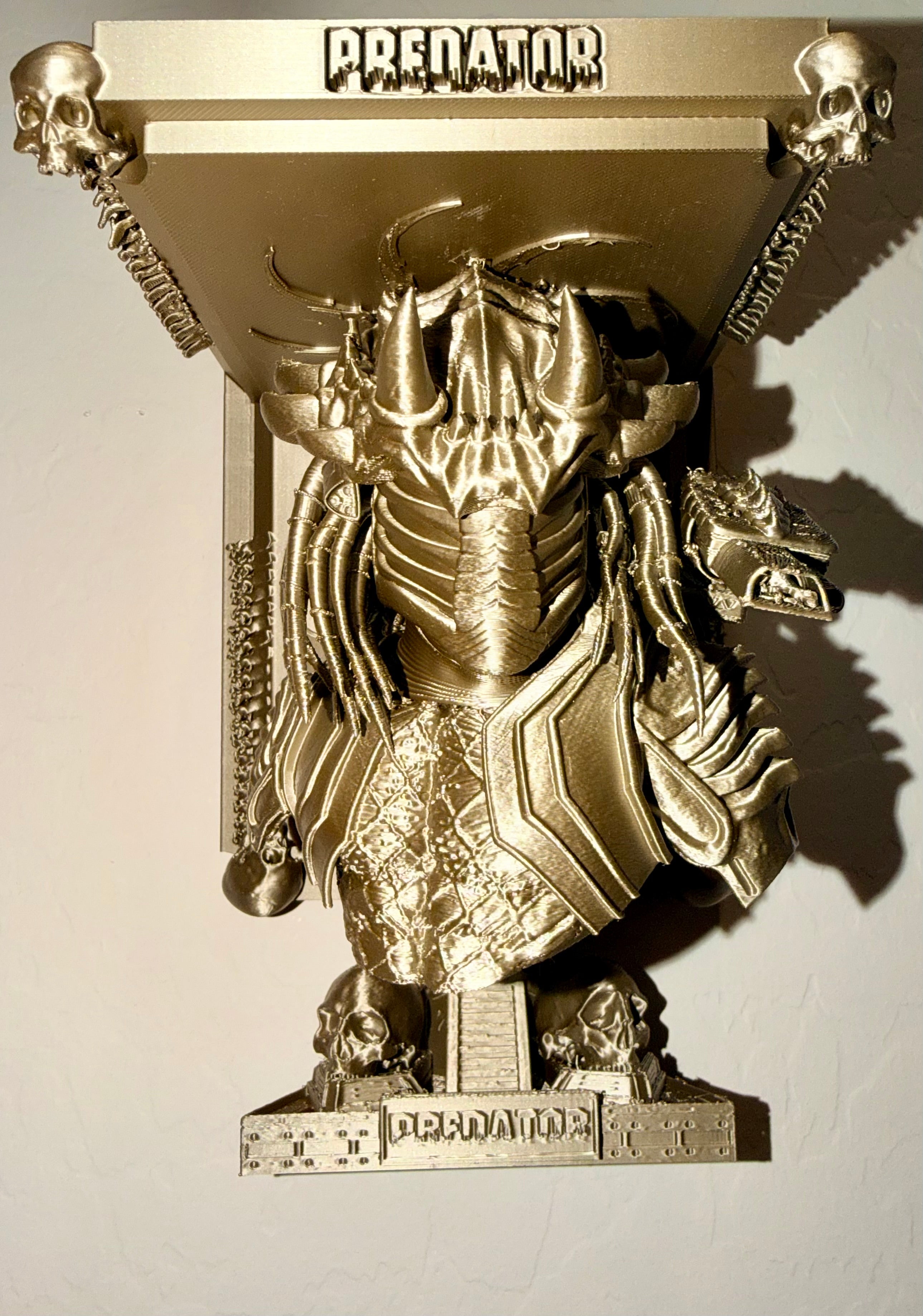 Alien vs Predator - AVP - Predator Like Floating Wall Shelf Decor Collectible