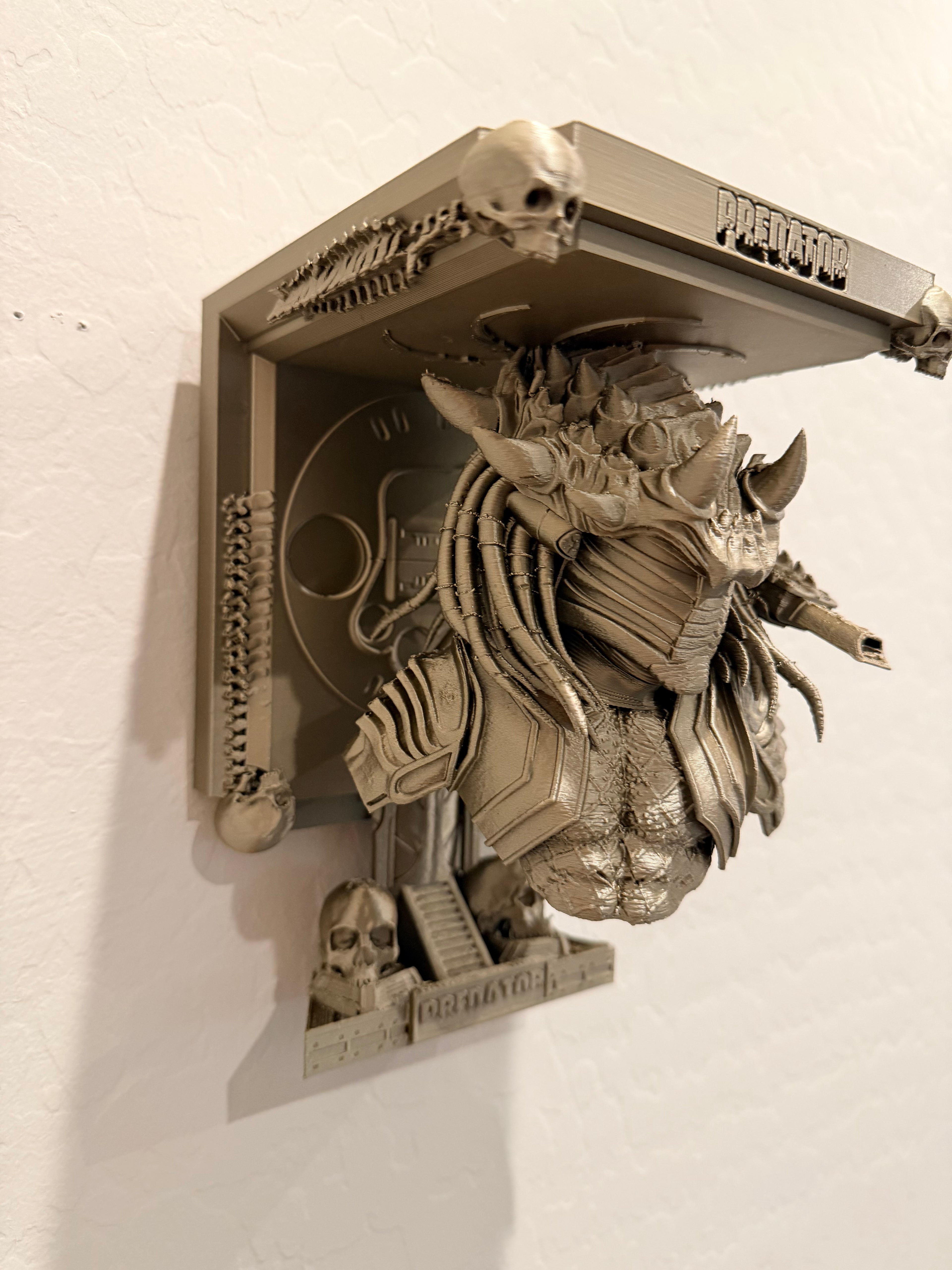 Alien vs Predator - AVP - Predator Like Floating Wall Shelf Decor Collectible