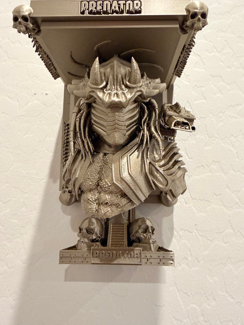Alien vs Predator - AVP - Predator Like Floating Wall Shelf Decor Collectible