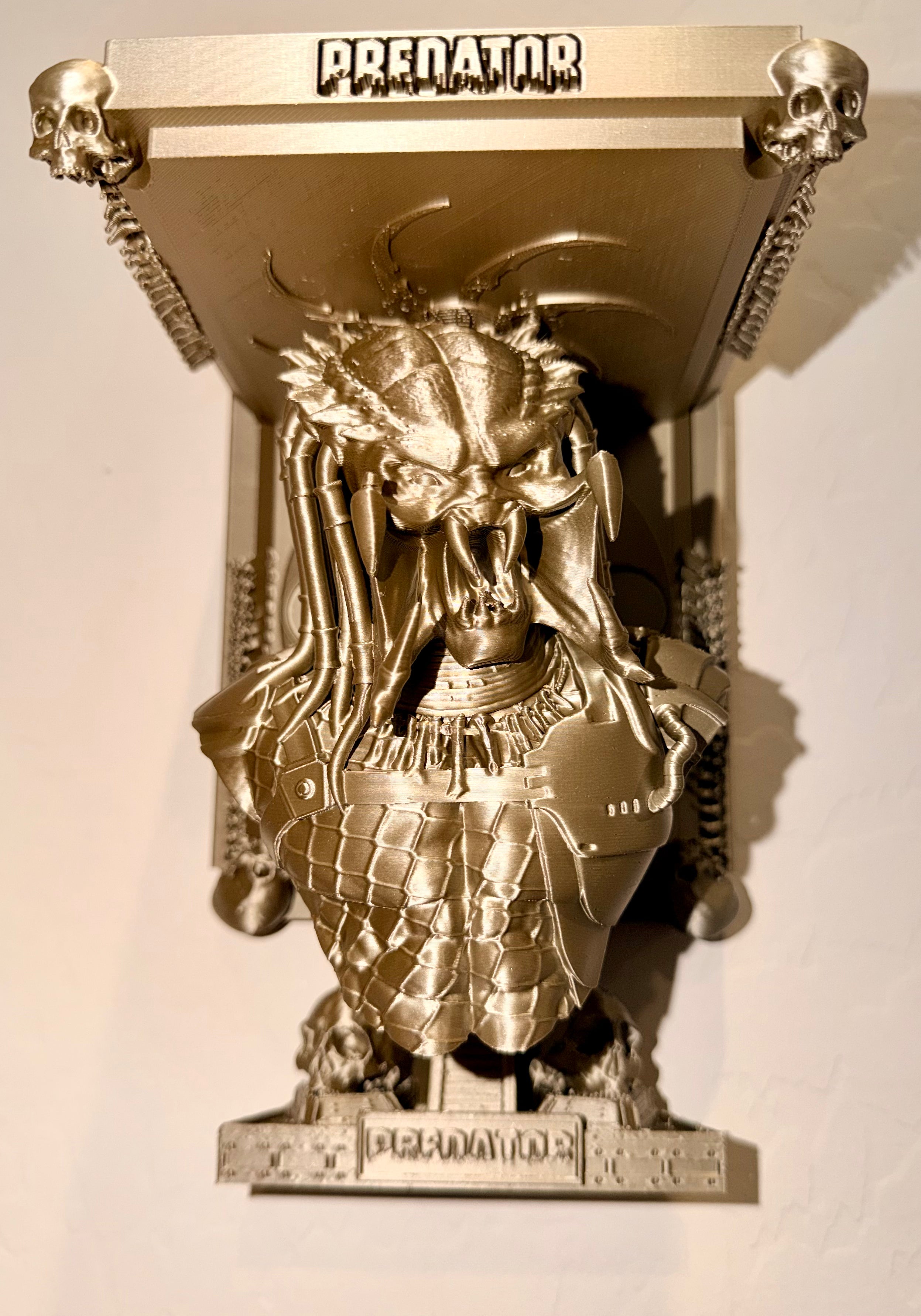 Alien vs Predator - AVP - Predator Like Floating Wall Shelf Decor Collectible