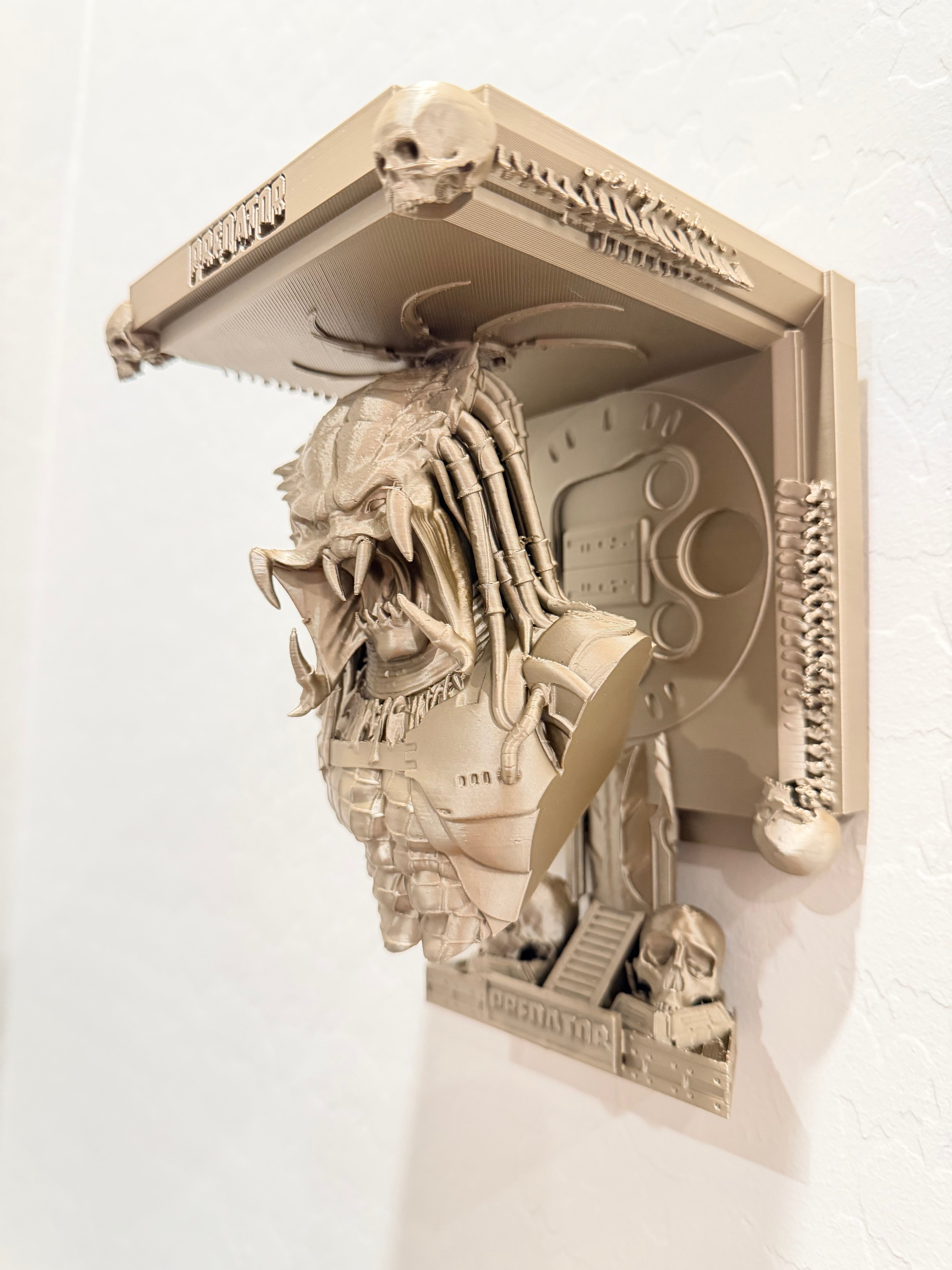 Alien vs Predator - AVP - Predator Like Floating Wall Shelf Decor Collectible