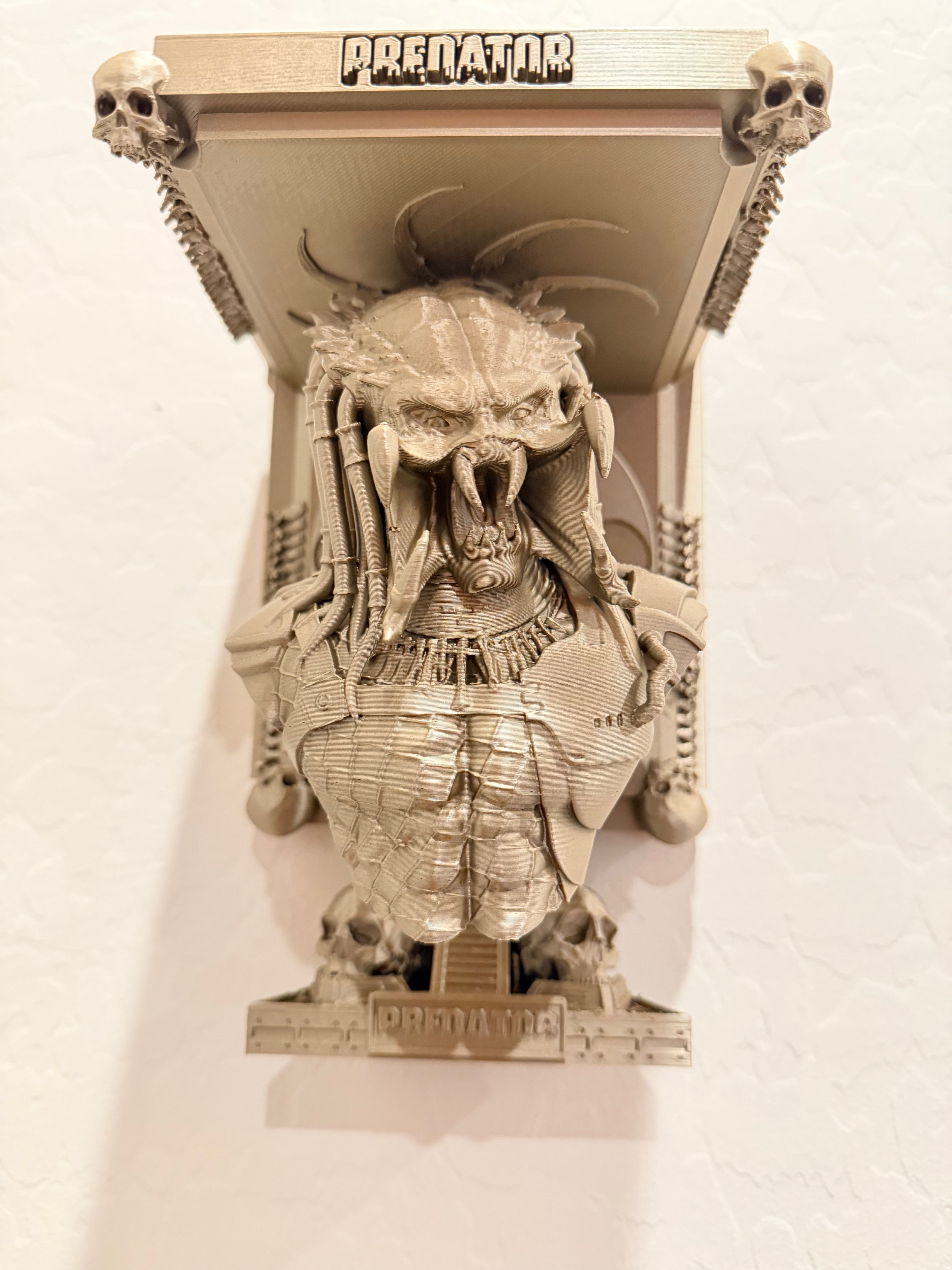 Alien vs Predator - AVP - Predator Like Floating Wall Shelf Decor Collectible