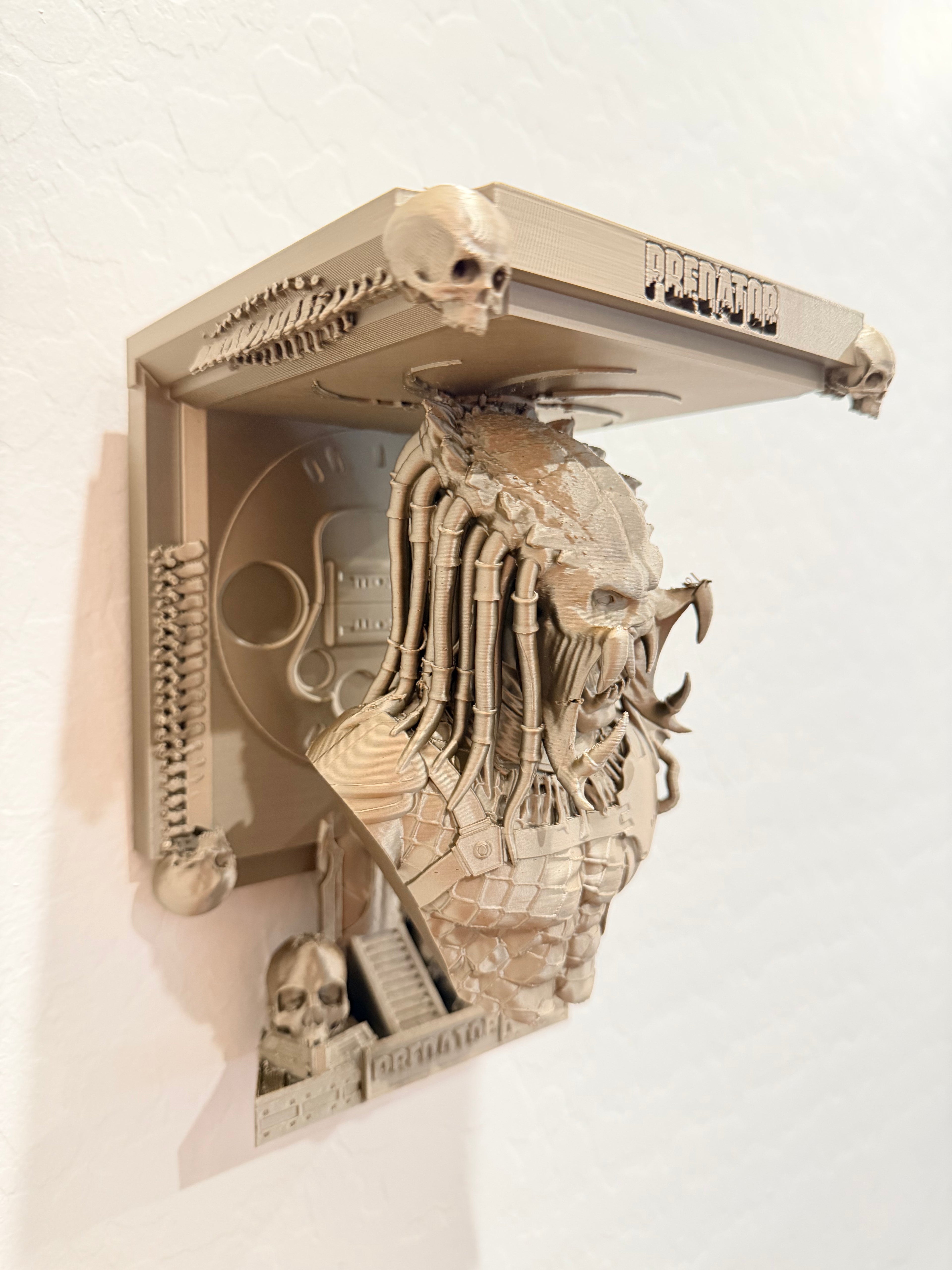 Alien vs Predator - AVP - Predator Like Floating Wall Shelf Decor Collectible