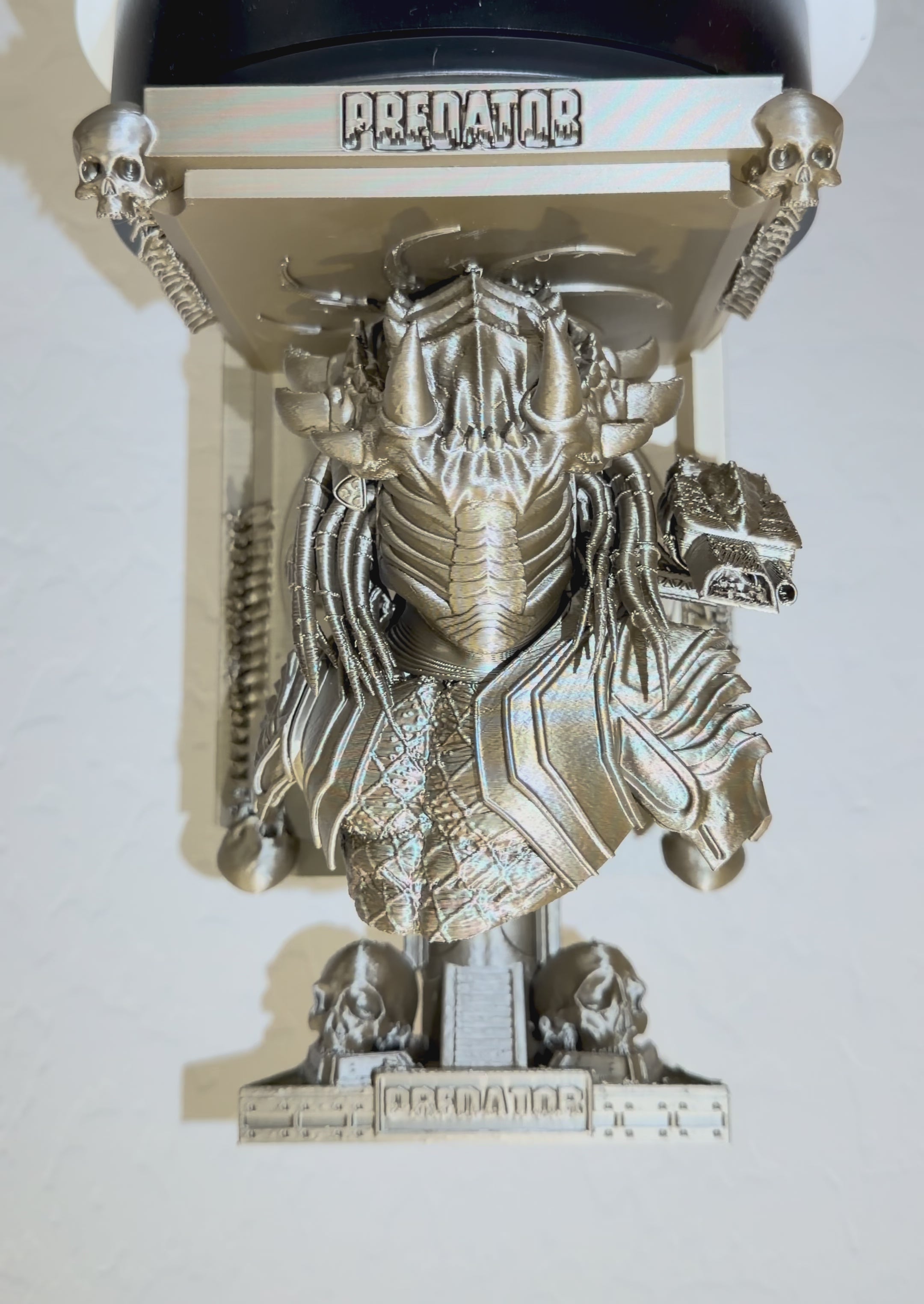 Alien vs Predator - AVP - Predator Like Floating Wall Shelf Decor Collectible